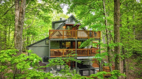3 leveled deck off the back of cabin with wooded views as far as the eye can see with no cabin in sight!
