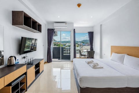 Superior Room with Balcony Mountain View | Desk, blackout drapes, soundproofing, WiFi (free)