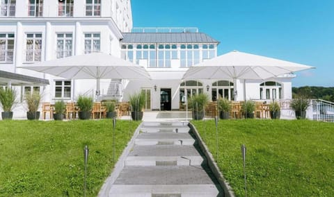 Hotel Exterior [summer]