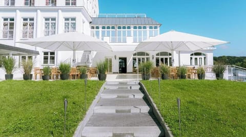 Hotel Exterior [summer]
