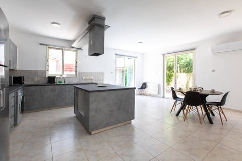 Comfort House, 4 Bedrooms, Private Pool, City View | Private kitchen | Coffee/tea maker, full-size fridge, microwave, oven