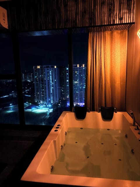 Studio | Bathroom | Free toiletries, towels, toilet paper