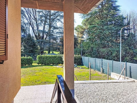 Shrub, Garden, Shade, Land Lot, Groundcover, Sunlight, Lawn, Woody Plant, Fence, Landscaping