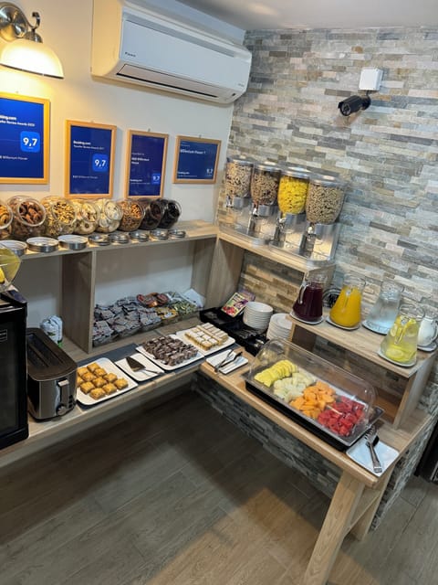 Free daily continental breakfast