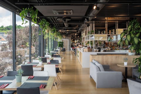 Breakfast, lunch, dinner served; international cuisine, alfresco dining