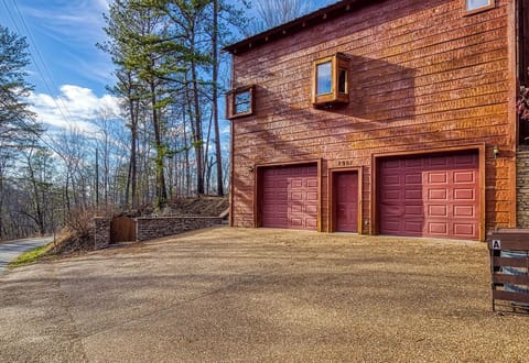 CABIN A:

 Private Hot tub
* Spacious King bedroom suite w/ full bath * Electric fireplace
* Charcoal grill * Wi-fi * Smart TV
* K Cup + Drip Coffee Maker
* 1 Dog allowed (must be include in your booking)
* Sleeps 5