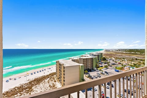 Breathtaking balcony views go on for miles!