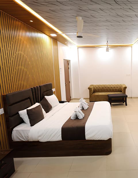 Luxury Studio Suite | Memory foam beds, individually furnished, desk, laptop workspace