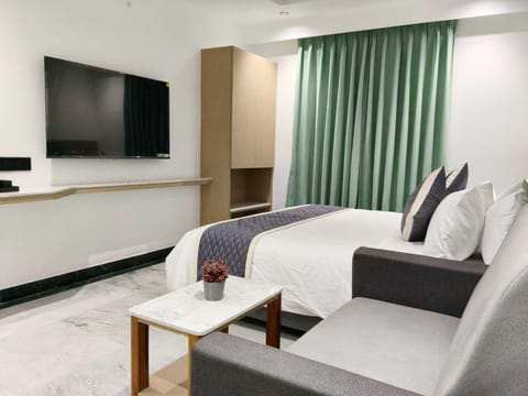 Standard Studio, City View | Desk, laptop workspace, WiFi (free)