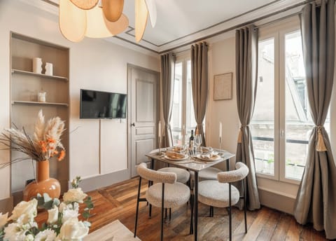 Superior Apartment, Courtyard View | Living area