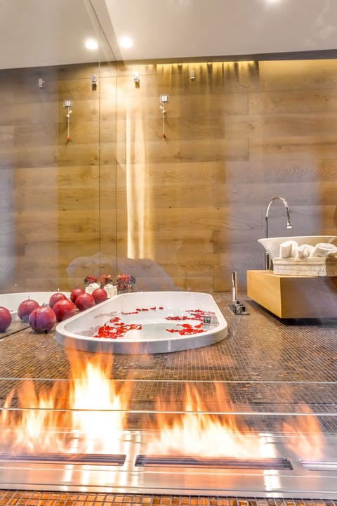 Suite, City View | Deep soaking bathtub