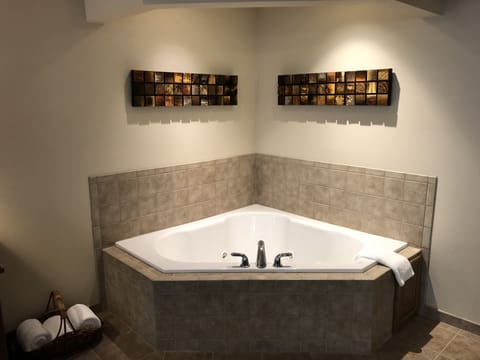 Executive Room, 1 King Bed, Non Smoking, Jetted Tub | Iron/ironing board, free WiFi, bed sheets