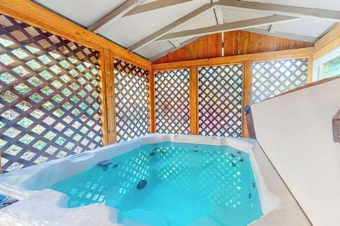 Indoor spa tub