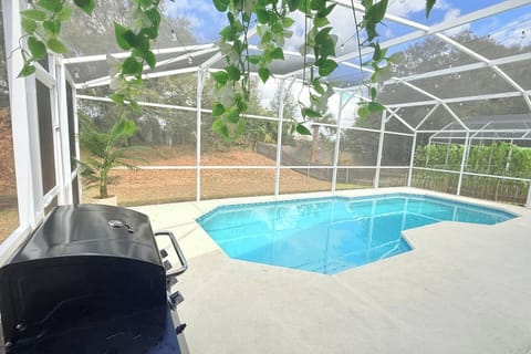 Heated Pool / Barbecue Grill
