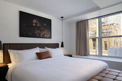 Chambre luxueuse : Profitez de nuits reposantes dans un refuge élégant offrant une vue imprenable sur la ville !
