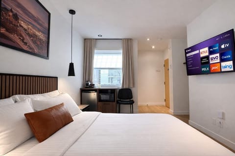 Profitez d’un séjour élégant et fonctionnel dans ce studio moderne et lumineux. Avec son lit douillet, sa grande télé connectée et sa cuisinette pratique (mini-frigo et micro-ondes), c’est le pied-à-terre idéal pour une escapade confortable.