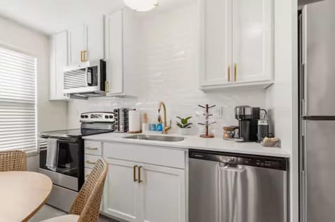 Luxury House, 2 Bedrooms, Kitchen | Private kitchen | Coffee/tea maker, fridge, microwave, oven