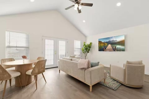 Luxury House, 2 Bedrooms, Non Smoking, Kitchen | Living area | Smart TV