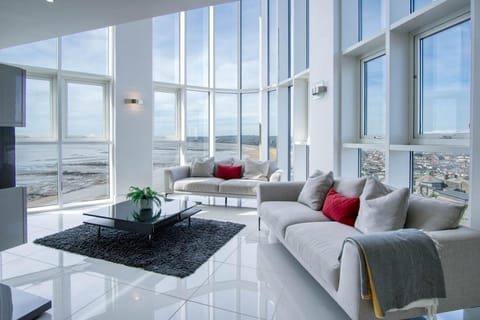 High Floor Meridian Tower - 3 Bedroom - Swansea (10198)