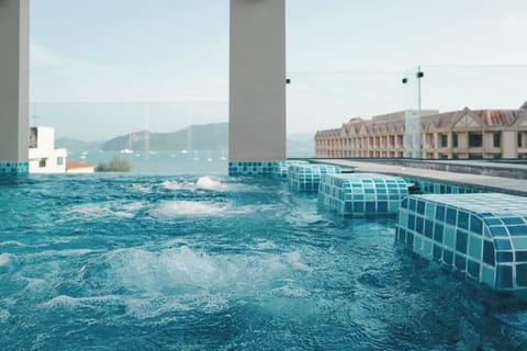 Infinity pool