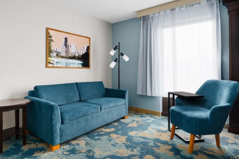 Room, 1 King Bed, Non Smoking, Corner | Living area | 27-inch flat-screen TV with cable channels, TV