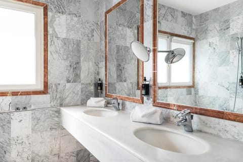 Room | Bathroom | Free toiletries, hair dryer, towels