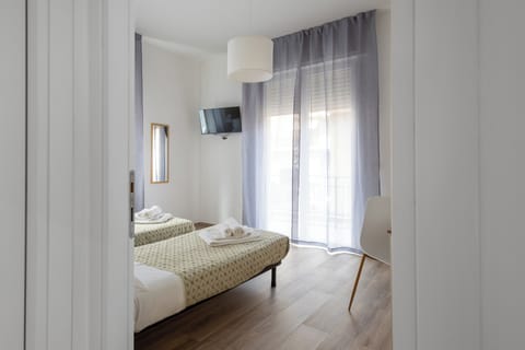 Apartment, Balcony, Courtyard View | Desk