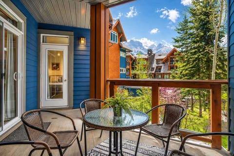 Balcony with Mountain Views!