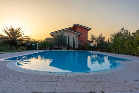 Apartment with a pool in Lazise on Lake Garda. The property offers a peaceful and relaxing setting, ideal for a vacation near the lake and the area’s main attractions.