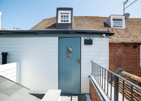 Entrance to Holdens Cottage