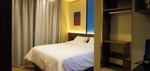 Deluxe Double Room | Desk, laptop workspace, blackout drapes, free WiFi
