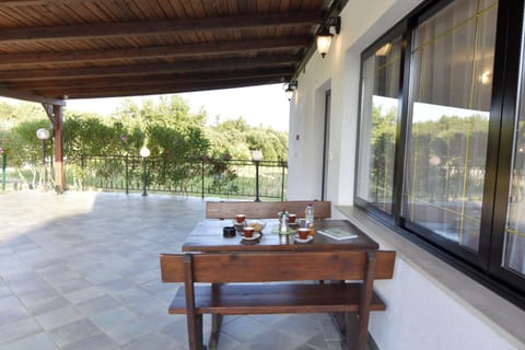 Apartment, 2 Bedrooms, Patio, Garden View | Terrace/patio