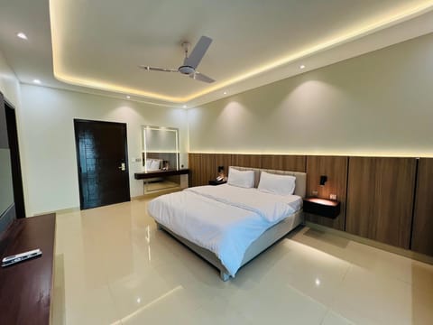 Superior Double or Twin Room | In-room safe, laptop workspace, blackout drapes, soundproofing