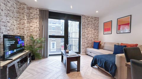 Living area | 2BR Aldgate Apt near Tower bridge, Tower Hill, St Katharine Docks