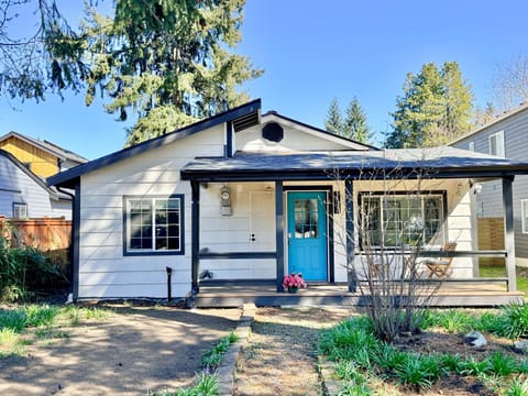 Welcome in to your sweet, peaceful bungalow escape!