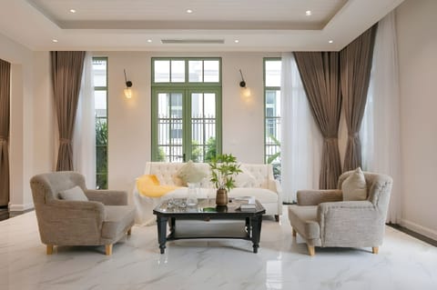 Deluxe Villa, City View | Living area