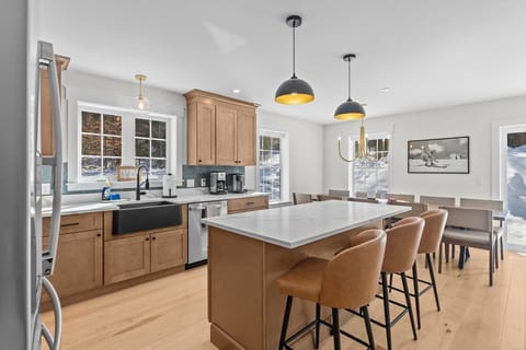 Modern Stowe Retreat: New Build near Skiing&Town (7221)