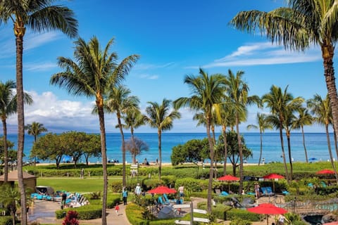 Step outside and stroll through beautifully manicured resort grounds HKK-201