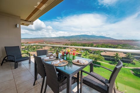 Sweeping views of the West Maui Mountains and the island of Maui, right from your doorstep. HKK-812