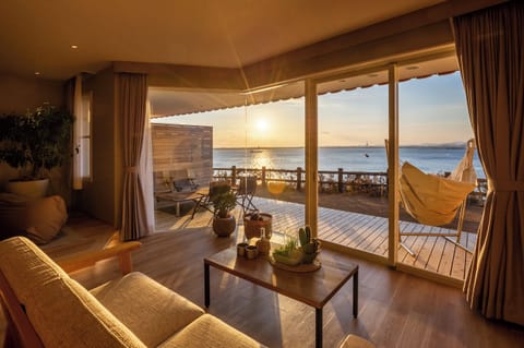 Twin Room, 2 Twin Beds, Private Bathroom, Sea View | Interior