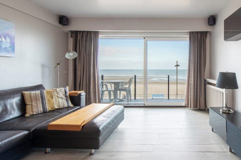 Classic Apartment, 4 Bedrooms | Living room