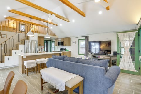Hewitt Vacation Rental | 1BR | 2BA | 900 Sq Ft