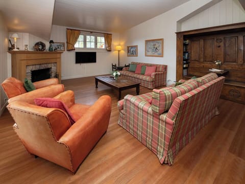 Furniture, Interior Design, Couch, Flooring, Living Room, Room, Floor, Ceiling, Wood, Table
