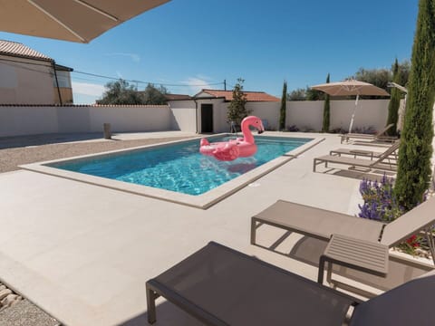 Swimming Pool, Residential Area, Architecture, Composite Material, Resort, Shade, Water Feature, Outdoor Furniture, Estate, Garden