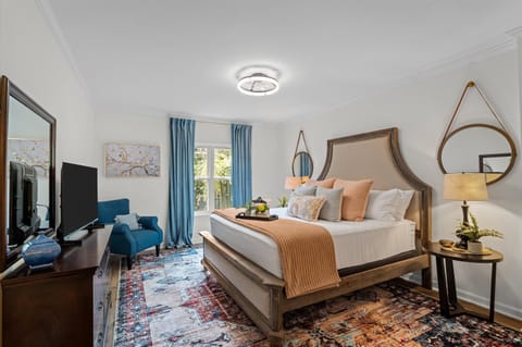 king bedroom with workspace and en-suite bathroom