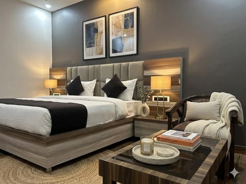 Deluxe Room | Desk, free rollaway beds, bed sheets