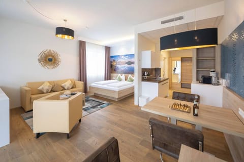 Apartment, 1 Bedroom, Accessible, Smoking | Living room