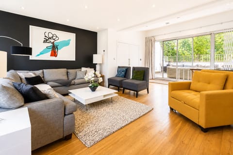 Bright and spacious living room, perfect for relaxing after a day in London.