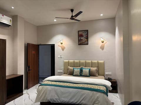 Deluxe Room, City View | Desk, laptop workspace, WiFi (free)
