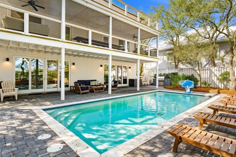 Pelican Point: A stunning, dual-sided lakeside retreat for large groups.